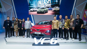 VinFast trưng bày VF 6 bản tay lái nghịch tại triển lãm Surabaya 2025