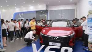 Xuất hiện tại các đại lý, VF 8 thế hệ mới đã khiến tín đồ xe điện cả nước “sốt xình xịch”