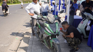 Người dân Đắk Lắk mang xe xăng tới “chốt tại chỗ” xe máy điện VinFast