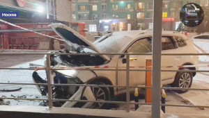 Tài xế xe Volkswagen Touareg may mắn thoát nạn dù lao từ tầng 4 bãi đỗ xe xuống đất