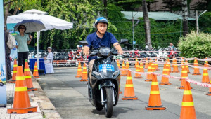 Khách hàng đặt cọc xe máy điện tại sự kiện “Đổi xăng lấy điện”
