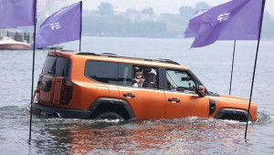 Mẫu xe SUV tích hợp chân vịt điện giúp bơi như thuyền