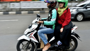 Shipper “khóc ròng” vì khách bắt đền đôi giày hàng hiệu sau tai nạn nhẹ