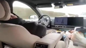 Tài xế nằm ngủ, mặc kệ ô tô tự lái trên cao tốc