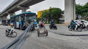 Xe 3 bánh tự chế chạy ngược chiều chở thép xuyên thủng kính xe buýt