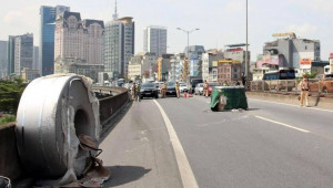Sau vụ xe chở cuộn thép rơi lún mặt đường vành đai 3 trên cao, Bộ Giao thông siết chở hàng hóa thép cuộn