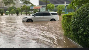 Mưa kỷ lục kéo dài, đường phố Hà Nội nhiều nơi mênh mông nước