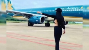 Nữ hành khách tung tăng chụp ảnh gần máy bay đang lăn bị cấm bay 6 tháng