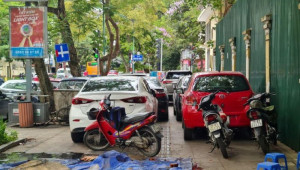 Tràn lan “xẻ thịt” vỉa hè, chiếm lòng đường làm nơi trông giữ, đỗ ô tô