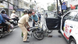 Mở cửa xe ô tô bất cẩn gây chết người có thể bị phạt tù tới 15 năm