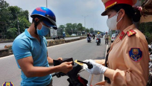 Điều khiển xe đứng tên người khác khi tham gia giao thông