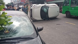 Hải Phòng: Va chạm với Kia Cerato, Suzuki Swift lật nghiêng xe giữa đường