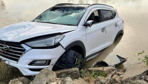 Hội An: Hyundai Tucson bị lũ cuốn, tài xế may mắn thoát nạn