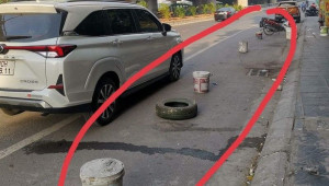 Hà Nội: Người dân xếp gạch đá dưới lòng đường để ngăn chặn ô tô dừng, đỗ