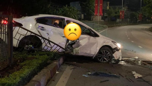 Thái Nguyên: Kia Cerato lao qua dải phân cách, đâm nát hàng rào chắn
