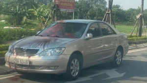 Hà Nội: Mâu thuẫn cá nhân, xe Toyota bị tạt sơn “không thương tiếc”