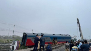 Tàu SE4 va chạm xe tải chở nặng khiến lật đầu máy, đường sắt chưa rõ thời gian thông tuyến trở lại
