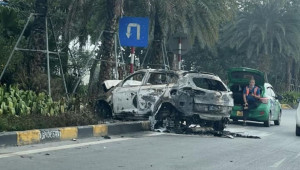 Hà Nội: Ô tô mất lái tông vào dải phân cách rồi bốc cháy ngùn ngụt