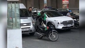 Điều tra vụ lái xe ô tô đâm thẳng vào xe máy sau va chạm giao thông