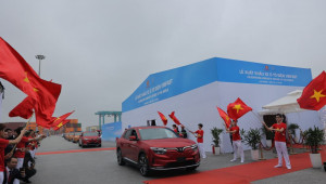 VinFast chính thức xuất khẩu 999 chiếc ô tô điện đầu tiên ra thế giới